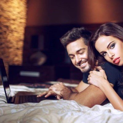 Pros and cons of working as a couple on webcams