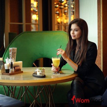 Молодые и красивые девушки